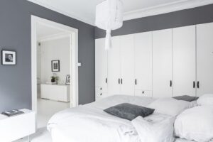 Habitación gris y blanca